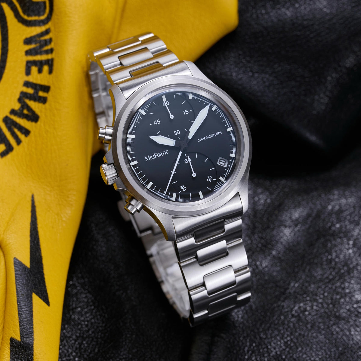 Milifortic QM39M136 destro chronograph on a steel bracelet with a black and white dial