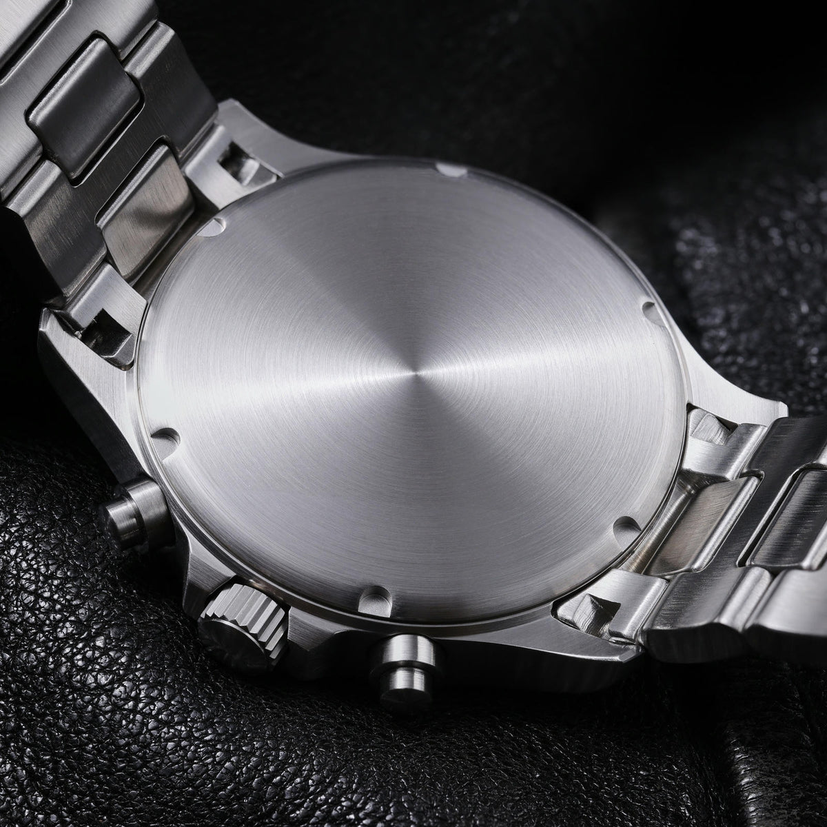 Screw-down stainless steel caseback of the QM39M136